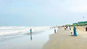 কক্সবাজার ও কুয়াকাটায় পর্যটক কমেছে
