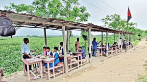 যমুনা গিলেছে স্কুল, বাঁধে পাঠদান