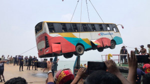 দৌলতদিয়া ঘাটে নিয়ন্ত্রণ হারিয়ে নদীতে পড়া বাস উদ্ধার