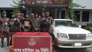যশোরে ৭ কোটি টাকার স্বর্ণের বারসহ দুই পাচারকারী আটক