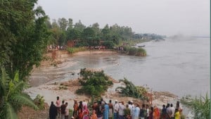 ভাঙন আতঙ্কে নির্ঘুম রাত কাটছে যমুনা তীরবাসীর