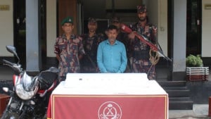 বেনাপোল সীমান্তে ২ কোটি টাকার স্বর্ণের বারসহ পাচারকারী আটক