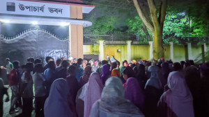 প্রভোস্টের পদত্যাগ দাবিতে বেরোবি শিক্ষার্থীদের মধ্যরাতে বিক্ষোভ