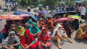৭ দাবিতে মহাখালী-তেজগাঁও সড়কে গার্মেন্টস শ্রমিকদের অবরোধ