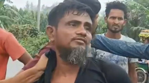 মাইক্রোবাস থেকে ফেলে দেওয়া অসুস্থ বৃদ্ধের হাসপাতালে মৃত্যু, চালক আটক