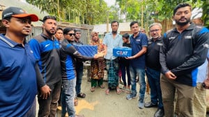 যাত্রীদের জন্য প্রাণ দেওয়া দুলালের পরিবারের পাশে সিয়েট বাংলাদেশ ও ইয়ামাহা রাইডারস ক্লাব