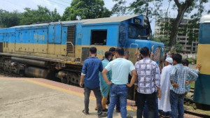 ফেনীতে ট্রেনের ইঞ্জিনে আগুন, সাড়ে তিন ঘণ্টা পর ছাড়ল মেঘনা এক্সপ্রেস