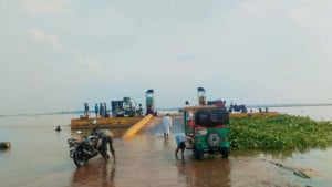 কিশোরগঞ্জের হাওরে পানি বৃদ্ধি, ৬ ফেরিঘাটে ফেরি চলাচল বন্ধ