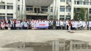 ৬ দফা দাবিতে অনির্দিষ্টকালের কর্মবিরতি ফরিদপুর মেডিকেলের ইন্টার্ন ডাক্তারদের