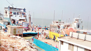 দৌলতদিয়া ঘাটে নিয়ন্ত্রণ হারিয়ে আবারও বাস পড়ল নদীতে