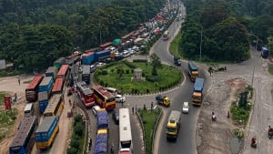 যমুনা সেতুতে যানবাহনের চাপ, সাত ঘণ্টার পথ ১৯ ঘণ্টায়
