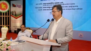 চোরাকারবারীদের দমনে মাদক নিয়ন্ত্রণ কর্মকর্তাদের পিস্তল দেওয়া হবে: স্বরাষ্ট্রমন্ত্রী