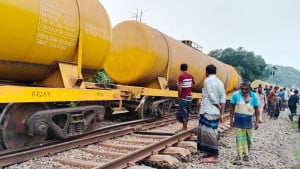 ঝিনাইদহে তেলবাহী ট্রেন লাইনচ্যুত, খুলনা-রাজশাহী-ঢাকা রুটে ট্রেন চলাচল বন্ধ