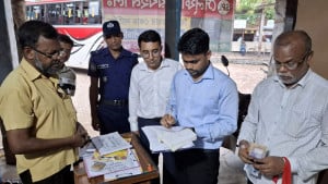 জয়পুরহাটে অতিরিক্ত ভাড়া আদায়: ৫ পরিবহনকে ৪৫ হাজার টাকা জরিমানা