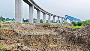 জলাশয় ফেরাতে কাটা হয় পিলারের মাটি