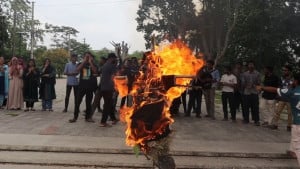 খুবি শিক্ষার্থীকে যৌন হয়রানি, শিক্ষকের কুশপুত্তলিকা দাহ, জুতা নিক্ষেপ 