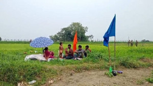 শূন্যরেখায় দুই শিশুকে বুকে জড়িয়ে ৭৮ ঘণ্টা