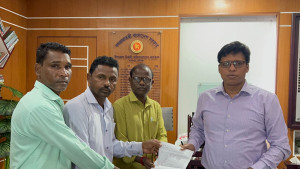 চা শ্রমিকদের বকেয়া পরিশোধের দাবিতে ইউএনও’র কাছে স্মারকলিপি