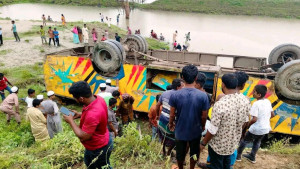 যাত্রীবাহী বাস খাদে পড়ে চারজন নিহত, আহত ১০