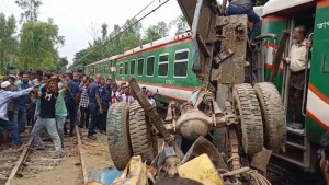 চট্টগ্রামে বালুবাহী পিকআপে ট্রেনের ধাক্কা, এক ঘণ্টা রেল চলাচল বন্ধ