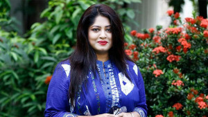 এক দশক পর পরিচালনায় মৌসুমী, সেন্সর পেল ‘বিচ্ছেদ বেদনা’