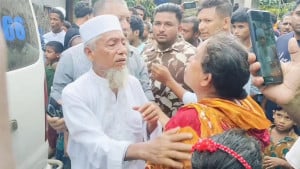 ফুলগাজীতে টিনের চাল কেটে ঘরে ঢুকে প্রবাসীর স্ত্রীকে হত্যা