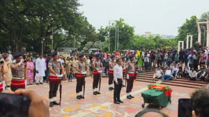 শহীদ মিনারে মুস্তাফা মনোয়ারকে গার্ড অব অনার