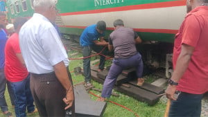 ব্রহ্মপুত্র এক্সপ্রেস উদ্ধারে গিয়ে রিলিফ ট্রেনও লাইনচ্যুত