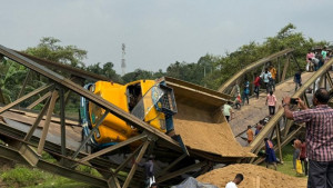 ময়মনসিংহে বেইলি ব্রিজ ভেঙে বালুবাহী ট্রাক খাদে, ধোবাউড়ার সঙ্গে যোগাযোগ বিচ্ছিন্ন