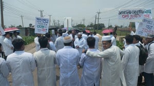 হাসপাতাল চালুসহ ৩ দাবিতে সুনামগঞ্জ মেডিকেল শিক্ষার্থীদের সড়ক অবরোধ