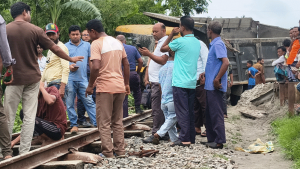 রেললাইনে ট্রাক উল্টে কুড়িগ্রামের সঙ্গে ১০ ঘণ্টা রেল যোগাযোগ বন্ধ