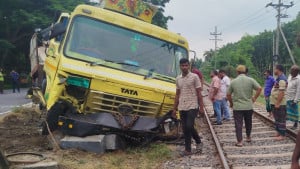 নিয়ন্ত্রণ হারিয়ে রেললাইনে উঠে বিকল ট্রাক, ৬ ঘণ্টা ট্রেন চলাচল বন্ধ
