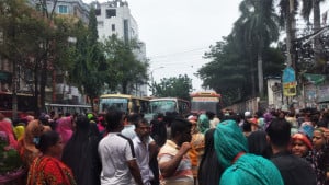 রামপুরায় পোশাক শ্রমিকদের সড়ক অবরোধ 