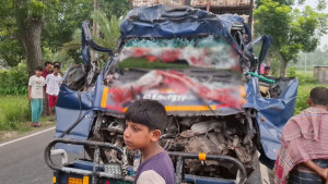 টাঙ্গাইলে থেমে থাকা ট্রাকের পেছনে পিকআপের ধাক্কা, নিহত ৪