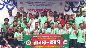 বর্ণাঢ্য আয়োজনে বরণ খুদে শিক্ষার্থীদের
