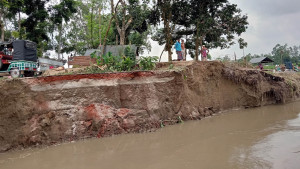 বকশীগঞ্জে ভাঙনে দিশেহারা নদী পাড়ের মানুষ