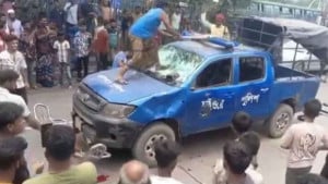 কুমিল্লায় হাইওয়ে পুলিশের গাড়িতে হামলা-ভাঙচুরের ঘটনায় আটক ৩
