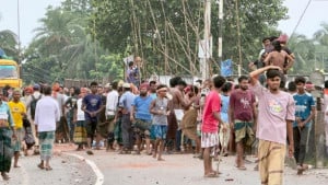 ভাঙ্গায় ১০ গ্রামের বাসিন্দাদের মধ্যে সংঘর্ষ, পুলিশসহ আহত অর্ধশতাধিক