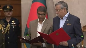নতুন মন্ত্রী হিসেবে শপথ নিলেন আহমেদ আযম খান