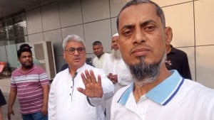 এমপির সঙ্গে ফেসবুকে ছবি, তবু পুলিশ খুঁজে পাচ্ছে না হত্যার আসামিকে
