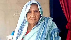 বেঁচে থেকেও সরকারি খাতায় ‘মৃত’, তিন বছর ভাতা বঞ্চিত মমিনা বেগম