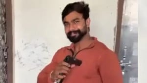 হাসতে হাসতে নিজের বুকে গুলি চালালেন তরুণ, ভিডিও করছিলেন বন্ধু
