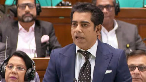‘ছয় বলে ১২ রান করেছেন, কিন্তু আগের ৩০০ রান আমরা সবাই মিলে করেছি’