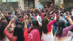 বর্ণিল আয়োজনে জবিতে দোলপূর্ণিমা উদযাপন