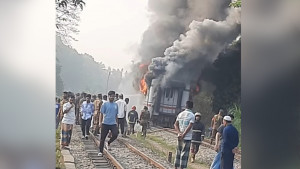 চট্টগ্রামে চট্টলা এক্সপ্রেসের ২টি বগিতে আগুন