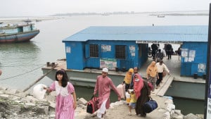 নাব্য সংকটে ফেরি চলাচল বন্ধ, ভোগান্তিতে ঈদে ঘরমুখো ২০ জেলার যাত্রী