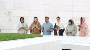 বাবা-মায়ের কবর জিয়ারত করলেন প্রধানমন্ত্রী
