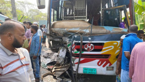 গৌরনদীতে বাস ও মাইক্রোবাস মুখোমুখি সংঘর্ষ, নিহত ২