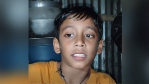 ‘আমাকে জানালা দিয়ে বের করে দেয়, কিন্তু মা বের হতে পারেনি’