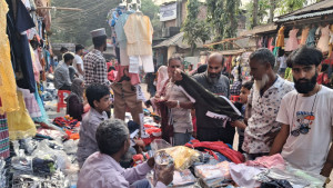 ফুটপাতে ক্রেতার ভিড় বিক্রিও বেশি